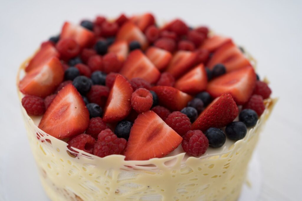 Fruchtige Torte mit Sommerbeeren und weißer Schokolade.