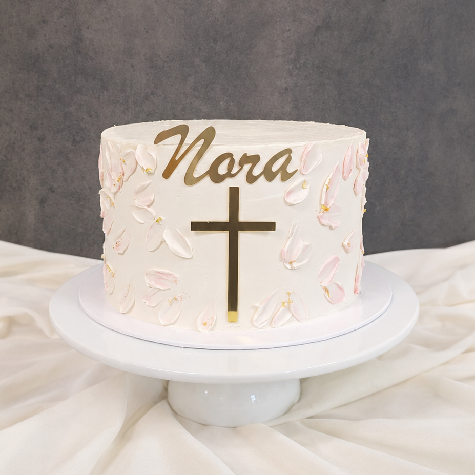 Tauftorte, Kommunionstorte, weiß mit feinen rosa Blütenblättern, elegante Torte mit goldenem Kreuz und Namen in gold